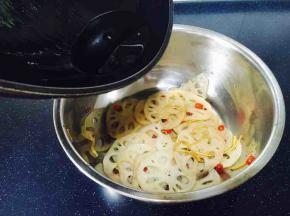 把葱油倒在藕片上，“滋”的一声，葱油味立即飘香，随后晃动盆拌匀。
