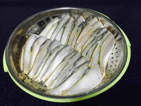 马口鱼刮鳞，去头，去除内脏，清洗干净，沥干水分，备用。