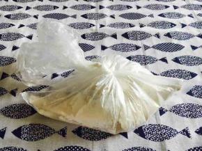 把20g左右的面粉和5、6条马口鱼放在保鲜袋里晃动，马口鱼就会沾上面粉。