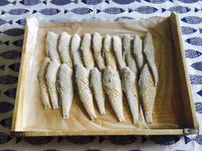 这是沾好面粉的马口鱼。
若果你买的鱼比较多，要分次分批沾面粉，不然鱼会粘在一起的。