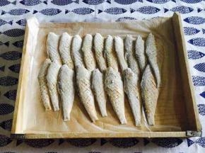 这是沾好面粉的马口鱼。
若果你买的鱼比较多，要分次分批沾面粉，不然鱼会粘在一起的。