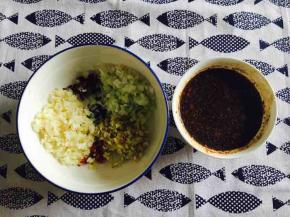 把葱姜蒜都切成碎末，碗汁提前调好。