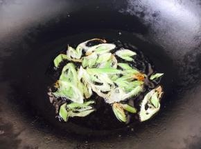 锅里放油，油3、4成热时放入葱段，把葱炒至略有金黄色，然后捞出葱段，把火调大，把油烧到6、7成热，关火。