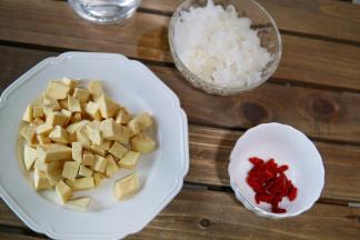 所有食材洗净 如果是干银耳要提前泡开哦～