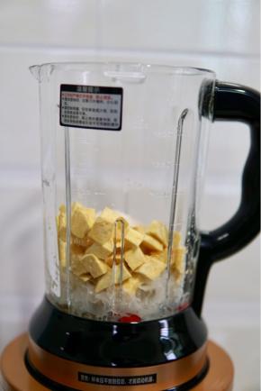 红薯切丁 银耳撕小块后放入破壁机枸杞洗净 冰糖也放进去