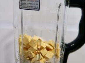红薯切丁 银耳撕小块后放入破壁机
枸杞洗净 冰糖也放进去