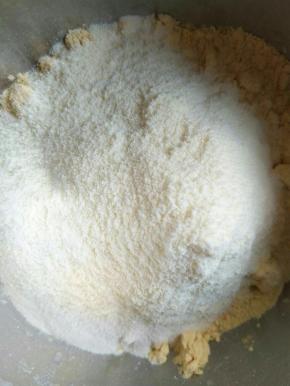 盆中倒入玉米面，中筋粉，奶粉