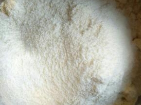 盆中倒入玉米面，中筋粉，奶粉