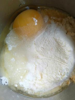 放入10克白糖，打入一个鸡蛋，2克酵母