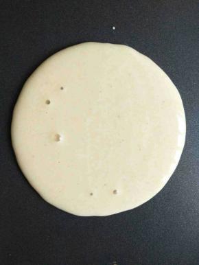 发酵好的面糊重新搅匀，平底锅小火加热，舀一勺面糊垂直快速倒入提前预热好的平底锅，面糊会自然摊开