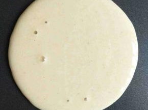 发酵好的面糊重新搅匀，平底锅小火加热，舀一勺面糊垂直快速倒入提前预热好的平底锅，面糊会自然摊开