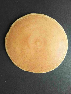 翻面后大约再烙一两分钟，烙至两面金黄色即可出锅