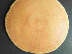 翻面后大约再烙一两分钟，烙至两面金黄色即可出锅