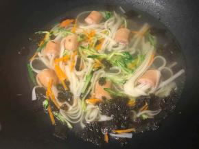 烧开后加入所有调料后搅匀关火。