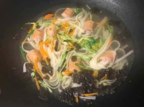 烧开后加入所有调料后搅匀关火。