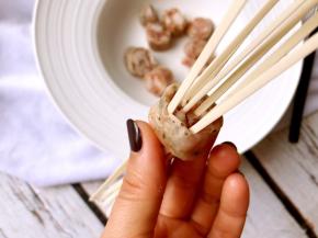 隔一定空隙依次插满。