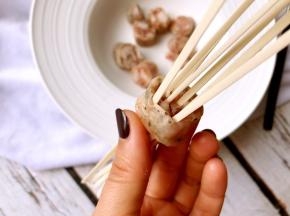 隔一定空隙依次插满。