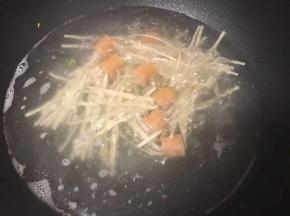 水开后放入穿肠面条。