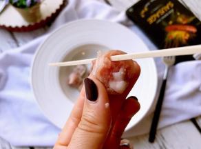 将一根挂面插进香肠内。