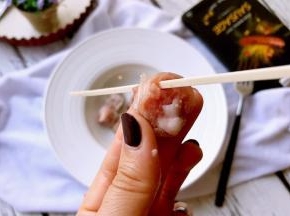 将一根挂面插进香肠内。