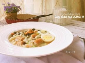 盛出装盘，摆上切半的水煮蛋装饰。