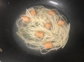 开后转中火分两次加少半碗凉水，每开一次加一回，直到面条全部变成无硬芯的状态。