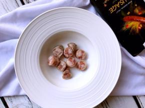 将肉肠分成大概2-3厘米一段。