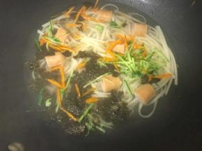 倒出一部分水，锅内留一碗量即可，再次加热，加入所有配菜，提前切丝切片都可以。