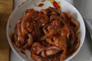 鱿鱼须加料酒、郫县豆瓣酱拌匀腌制2小时或提前一晚腌制