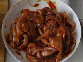鱿鱼须加料酒、郫县豆瓣酱拌匀腌制2小时或提前一晚腌制