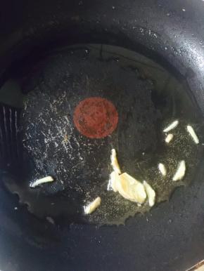 锅烧热加入色拉油，放入生姜
