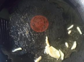 锅烧热加入色拉油，放入生姜