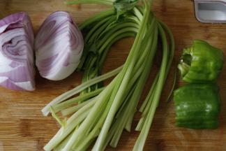 准备洋葱、芹菜、青椒洗净。洋葱切大块，芹菜切5毫米小段，青椒切块
