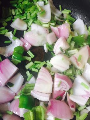 将洋葱‘芹菜、辣椒倒入热油中大火爆炒。放入糖，爆炒2、3分钟盛起