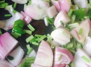 将洋葱‘芹菜、辣椒倒入热油中大火爆炒。放入糖，爆炒2、3分钟盛起