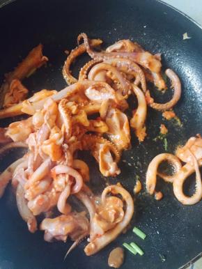 放入腌好的鱿鱼，大火爆炒。