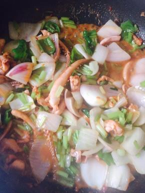 鱿鱼炒的差不多了，可以放入刚才炒好的洋葱芹菜青椒，加入五香粉、孜然粉翻拌出锅
豆瓣酱本来比较咸，如果口味重就放些盐。