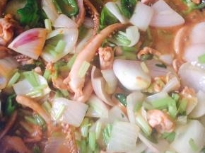 鱿鱼炒的差不多了，可以放入刚才炒好的洋葱芹菜青椒，加入五香粉、孜然粉翻拌出锅
豆瓣酱本来比较咸，如果口味重就放些盐。