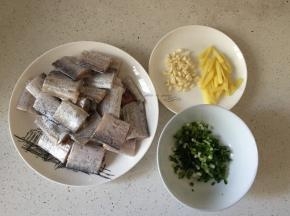 带鱼洗净切段，葱姜蒜准备好