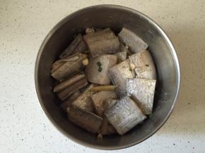 将带鱼放入一个深的盆中，加入葱姜蒜，料酒，生抽，椒盐翻拌均匀进行腌制，半小时以上，可以中途翻动一下