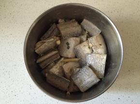 将带鱼放入一个深的盆中，加入葱姜蒜，料酒，生抽，椒盐翻拌均匀进行腌制，半小时以上，可以中途翻动一下