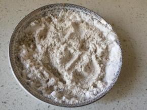 玉米淀粉加入椒盐混合