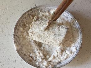 将腌制好的带鱼段裹上一层淀粉