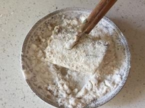 将腌制好的带鱼段裹上一层淀粉