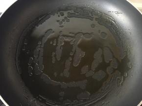 平底锅底部刷一层油烧热