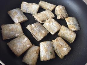 放入带鱼段，小火煎