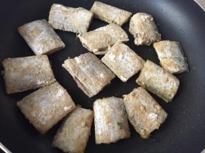 放入带鱼段，小火煎