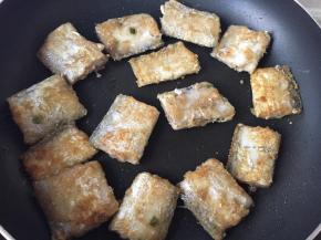 注意翻面，两面焦黄煎熟即可出锅食用