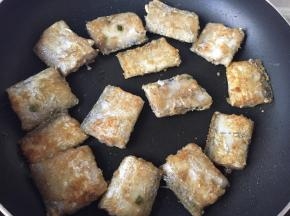 注意翻面，两面焦黄煎熟即可出锅食用