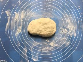 剩下的面团揉成一团，桌上洒点干粉，擀开